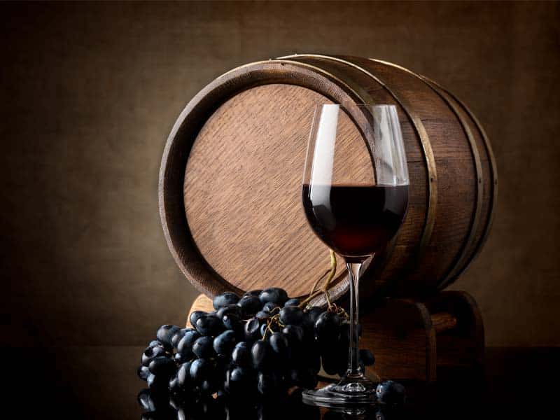 Como os barris de carvalho afetam as características do vinho