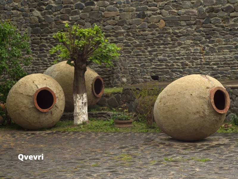 Qvevri - grandes vasos de terracota de formato oval