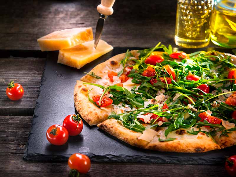 Pizza de rúcula com tomate seco