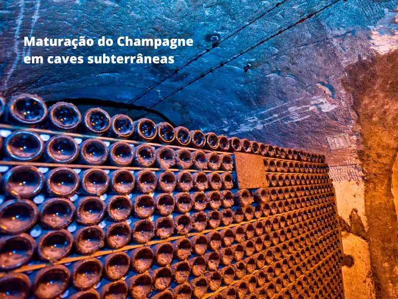 Garrafas empilhadas nas caves subterrâneas de Champagne