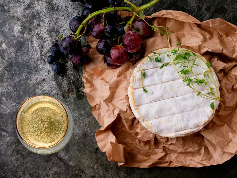 Como harmonizar vinhos espumantes com queijo brie