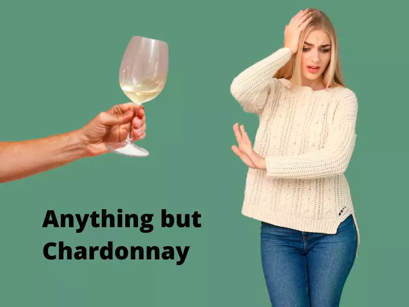 Mulher recusando uma taça de vinho chardonnay com a frase: "Anything but Chardonnay".