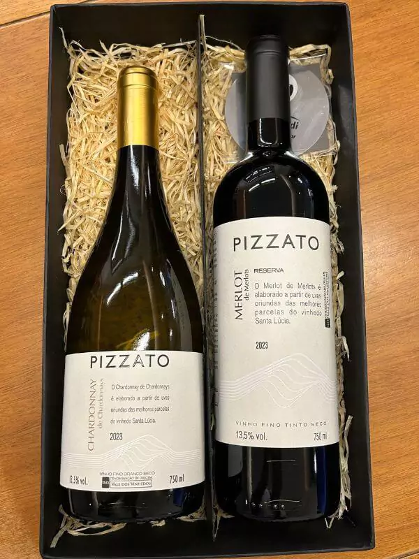 Kit Pizzato com 2 Garrafas - Branco e Tinto Kit Pizzato com Branco e Tinto